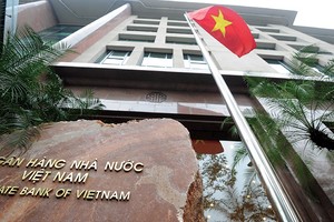 Bên cạnh động thái lắng nghe, đồng hành với khó khăn của thị trường, NHNN vẫn rất chặt chẽ trong việc chống đô-la hóa, cũng như dòng vốn tín dụng vào bất động sản