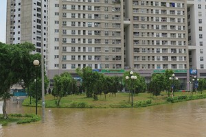 Dự án Khu đô thị Dương Nội dù mới đưa vào sử dụng, nhưng đã bị cô lập nhiều ngày bởi trận mưa đầu mùa tháng 5 vừa qua