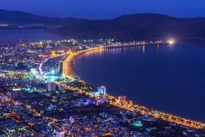 Thành phố Quy Nhơn về đêm.