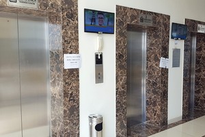 Việc khắc phục, sửa chữa các thang máy bị hỏng vẫn chưa được thực hiện