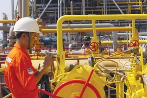 Giá dầu mất mốc 50 USD/thùng, doanh nghiệp dầu khí lo vỡ kế hoạch