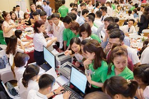 Rất đông khách hàng đặt cọc và ký hợp đồng mua nhà tại sự kiện mở bán ngày 12/6