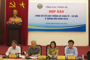 Ông Hà Quang Tuyến (ngoài cùng bên phải) trao đổi với các phóng viên tại buổi họp báo