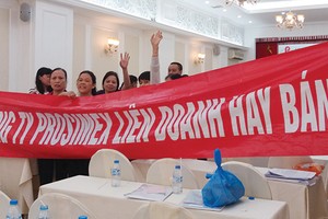 Nhóm cổ đông giăng biểu ngữ phản đối tại ĐHCĐ của Prosimex và bỏ về