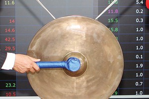 Không có doanh nghiệp nào chào sàn với giá khởi điểm dưới 10.000 đồng/CP, nhưng sau khi lên sàn, rất nhiều cổ phiếu có giá rơi và rơi sâu