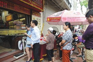 Cảnh xếp hàng từ sáng sớm chờ giao dịch vàng trên phố Trần Nhân Tông, Hà Nội tái diễn trong đợt sốt vàng vừa qua