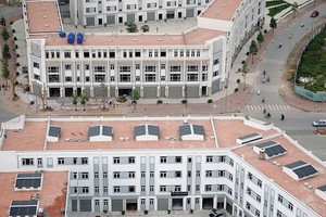 Hai công trình Trung tâm Thế giới trẻ thơ và Trung tâm Triển lãm của TSQ được người dân phản ánh là giống như nhà liền kề - Ảnh: Dũng Minh