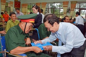 Đoàn đại biểu MB tặng quà các thương bệnh binh tại Trung tâm Điều dưỡng Thương binh, người có công Long Đất