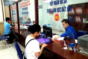 Văn phòng đăng ký đất đai Hà Nội đã xây dựng một biểu mẫu mới tích hợp 4 nội dung mà người dân có thể tải được trên mạng. Ngoài biểu mẫu còn có hướng dẫn để người dân có thể điền những nội dung trong biểu mẫu, trên website http://tnmtnd.hanoi.gov.vn