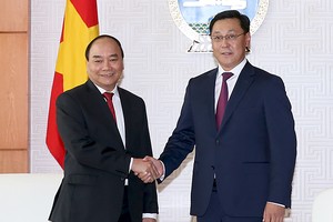 Thủ tướng Nguyễn Xuân Phúc và Thủ tướng Mông Cổ J. Erdenebat. (Ảnh: VGP/Quang Hiếu)