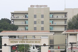 Dưới sự phản ánh của DNBH, Bệnh viện Bạch Mai đã hủy bỏ một số tiêu chí trong hồ sơ mời thầu và thay thế bằng tiêu chí mới