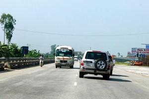 Một phần vốn dư của Dự án Quốc lộ 1 được sử dụng để xây dựng cầu vượt tại nút giao giữa Quốc lộ 7B, Quốc lộ 1 với đường sắt Bắc Nam. Ảnh: Đức Thanh