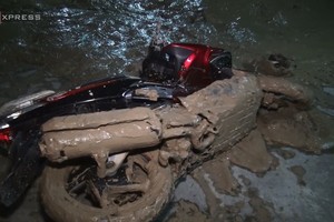 Vỡ hầm Chung cư Giai Việt, hàng chục xe máy và ôtô bị bùn vùi lấp