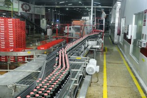 Dây chuyền sản xuất của Coca-Cola được đầu tư và cải tiến theo công nghệ tân tiến để đảm bảo chất lượng sản phẩm khi đến tay người tiêu dùng​.