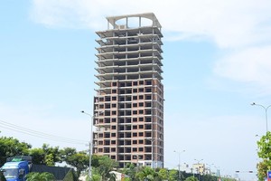 Dự án The Summit Sơn Trà nằm tại mặt tiền tuyến đường Sơn Trà rộng thênh thang, cách biển Mỹ Khê chưa đầy 2 km, do Công ty TNHH Meridian Land (Đà Nẵng) làm chủ đầu tư. Dự án có vốn hơn 19 triệu USD, khởi công từ tháng 5/2010, nhưng đã 6 năm trôi qua, Dự á