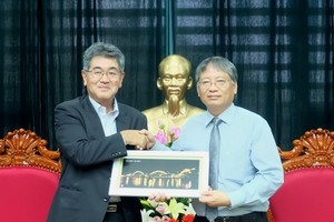 Phó Chủ tịch UBND TP Đà Nẵng Nguyễn Ngọc Tuấn (bên phải) tặng quà lưu niệm cho ông Yasuto Ando