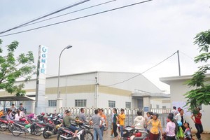 Với việc Công ty TNHH GMIE (Bắc Ninh) ngừng hoạt động, hàng trăm lao động bỗng dưng mất việc làm. Ảnh: Tất Thảo