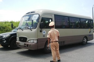 Cảnh sát giao thông bất lực chặn xe vượt biển cấm đi vào cầu Việt Trì cũ - Ảnh chụp lúc 11h ngày 8/8/2016