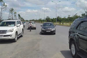 Nhiều dự án bất động sản tại Đồng Nai đang được giới đầu tư săn tìm. Trong ảnh, khách hàng đang tìm hiểu tại Dự án Khu đô thị Long Hưng. ảnh: Tăng Triển