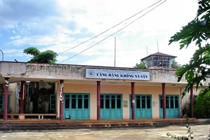 Sân bay Nà Sản nằm trên quốc lộ 6, cách thành phố Sơn La khoảng 20 km về phía Nam. Năm 2004, sân bay tạm đóng cửa để nâng cấp song đến nay vẫn chưa hoạt động lại.