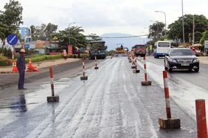 Dự án BOT Quốc lộ 1 đoạn Phan Thiết - Đồng Nai từng phải tạm dừng thu phí để sửa chữa một số đoạn bị hư hỏng nặng. Ảnh: A.M