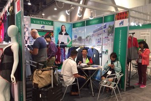 12 doanh nghiệp dệt may Việt Nam đang có mặt tại Mỹ tham gia Hội chợ Magic Show kết hợp khảo sát thị trường, tìm kiếm khách hàng.