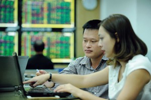 Nhà đầu tư nhiều khi không đủ các công cụ để tự bảo vệ mình, để tránh những cái bẫy thông tin trên TTCK