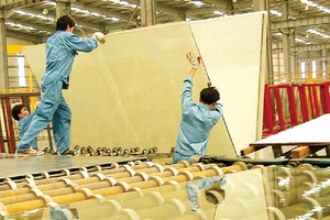 Sản phẩm kính xây dựng của một số doanh nghiệp trong nước có sức cạnh tranh tốt hơn hàng nhập khẩu. Ảnh: Dũng Minh