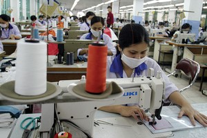 Các doanh nghiệp may mặc Việt Nam đang gặp khó do đầu ra hạn chế