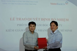 Ông Hạ Quang Vũ - Chủ tịch HĐQT VietinBankSc (bên trái) trao quyết định cho ông Thái Hoàng Long