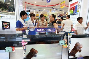 Tại các cửa hàng bán đồ điện tử, nhu cầu khách tìm mua đầu thu kỹ thuật số tăng đột ngột. Ảnh: Đức Thanh