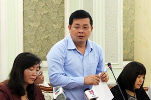 Giám đốc Sở Tài nguyên - Môi trường Nguyễn Toàn Thắng báo cáo tại cuộc họp với Chủ tịch UBND TP HCM Nguyễn Thành Phong sáng nay. Ảnh: Hữu Nguyên