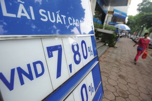 Việc các ngân hàng đang lo thanh khoản bằng cách tăng lãi suất huy động như hiện nay càng khiến lãi suất khó giảm