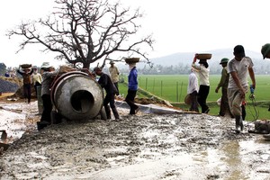 Cần tăng cường đầu tư cơ sở hạ tầng để tạo sự kết nối, lưu thông giữa các tỉnh, hỗ trợ tạo sinh kế cho người dân