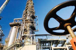 Hệ lụy giá dầu buộc các nhà sản xuất dầu mỏ đổi hướng