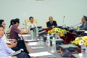 Ông Huỳnh Đức Thơ (bên trái)- Chủ tịch UBND TP Đà Nẵng và Đại diện đoàn công tác phía Nhật Bản (bên phải) đang trình bày các phương án nghiên cứu tiền khả thi dự án cảng Liên Chiểu. Ảnh: Hà Minh