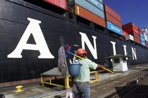Nhiều container hàng hóa của các doanh nghiệp Việt đang bị “mắc kẹt” trên các con tàu của Hanjin Shipping 