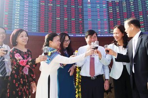 Lãnh đạo Ủy ban Chứng khoán Nhà nước cùng lãnh đạo Sở Giao dịch chứng khoán TP. HCM chia vui với một số doanh nghiệp thành danh trên TTCK Việt Nam