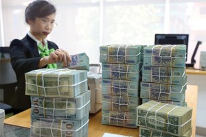 Một số tổ chức tín dụng lớn, trong đó có các ngân hàng thương mại quốc doanh đã điều chỉnh giảm lãi suất huy động VND ở các kỳ hạn dưới 1 năm. Ảnh: Đ.T