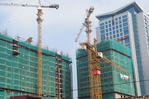 Hong Kong Tower được quảng cáo có view Công viên Thủ Lệ, nhưng để ngắm được công viên, cư dân phải nhìn “xuyên thấu” qua tòa nhà văn phòng Icon 4. ảnh: Dũng Minh 