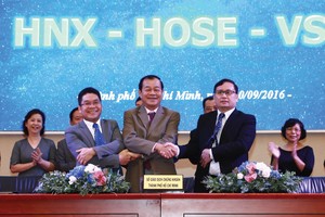 Các đại diện của HOSE, HNX và VSD cùng UBCK tại lễ ký kết thỏa thuận
