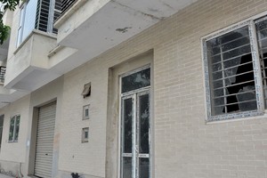 Nhiều căn biệt thự, liền kề đã xây dựng xong, nhưng chưa có người đến ở, đang trong tình trạng hư hại 