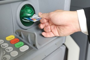 Tội phạm ngày một tinh vi, nên cả ngân hàng và người dùng thẻ cùng phải nâng cao ý thức đề phòng rủi ro 