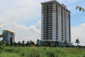 Nằm cách trung tâm hành chính khoảng vài phút đi bộ là Chung cư cao cấp TDC Plaza - được mệnh danh là điểm son giữa Thành phố mới. Tuy nhiên, hiện chỉ có lác đác vài hộ gia đình đang sinh sống tại đây