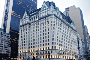 Plaza Hotel, viên kim cương quý trên vương miện của đế chế bất động sản Donald Trump cũng đã được bán cho Hoàng tử Ả Rập Xê út và nhà đầu tư Singapore