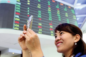 Chi phí để sở hữu chứng quyền khá thấp nhưng nhà đầu tư có thể nhận được khoản lợi nhuận tương đương như nắm giữ chứng khoán cơ sở 