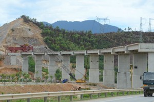 Công trình cầu trên tuyến cao tốc La Sơn-Túy Loan nơi xảy ra sự cố cuối tháng 8/2016 được cơ quan chuyên môn kết luận do yếu tố khách quan. Ảnh: Hà Minh