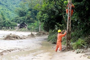 EVN đang tiếp tục chỉ đạo các đơn vị khẩn trương huy động lực lượng và phương tiện khắc phục các sự cố lưới điện do mưa lũ gây ra tại miền Trung.