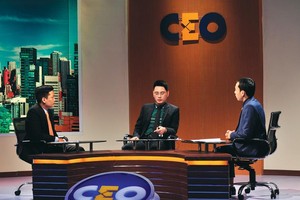 Ông Ngô Bàng Long (ngồi giữa) trong vai trò CEO của tình huống này