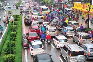 Đường Lê Văn Lương luôn đối mặt với tắc đường, nhất là trong giờ cao điểm.  Ảnh: Dũng Minh